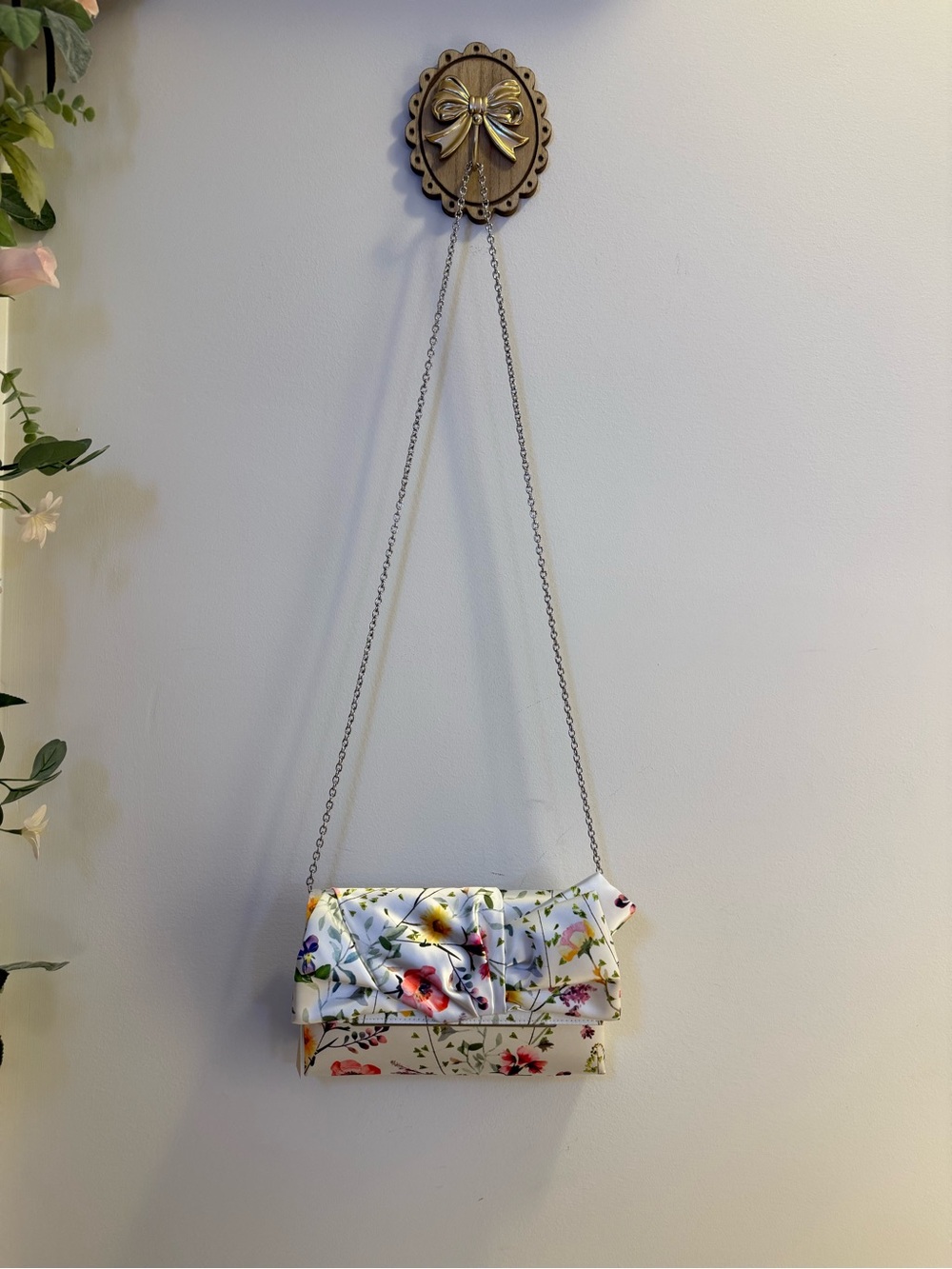 NWT Jewel by Badgley Mischka Signature Bow Envelope Clutch in Floral Pattern - Picture 8 of 11